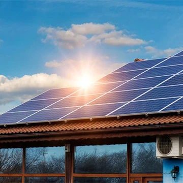 Vad är den maximala energiuttaget från en solpanel under hög solljus?